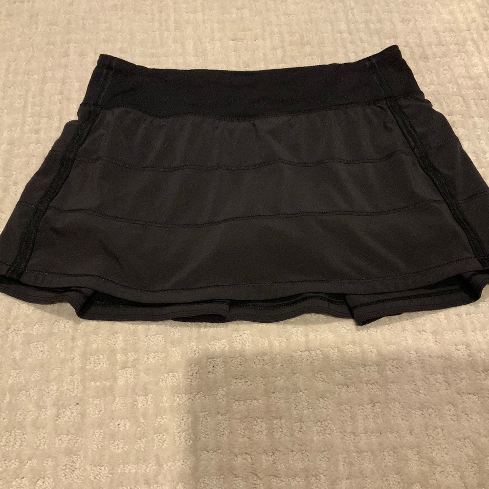 Black lululemon pace rival skirt, size 6, excellent condition.